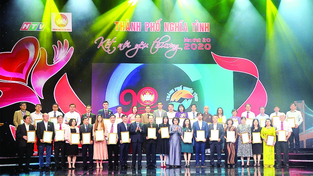 Đại diện SCB - ông Bùi Anh Dũng (thứ 5 từ trái sang, hàng thứ 1) nhận giấy chứng nhận từ Ban thường trực Ủy ban MTTQ VN TPHCM trong chương trình “Thành phố nghĩa tình - Kết nối yêu thương”