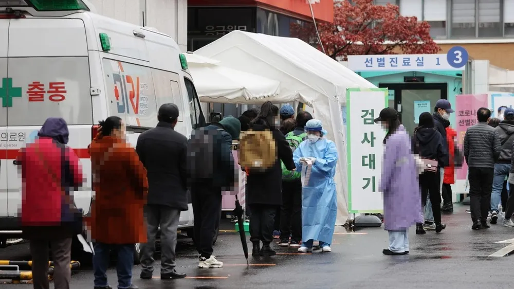 Người dân xếp hàng chờ xét nghiệm virus tại một phòng xét nghiệm tạm thời ở Seoul, ngày 22-11-2020. Ảnh: YONHAP