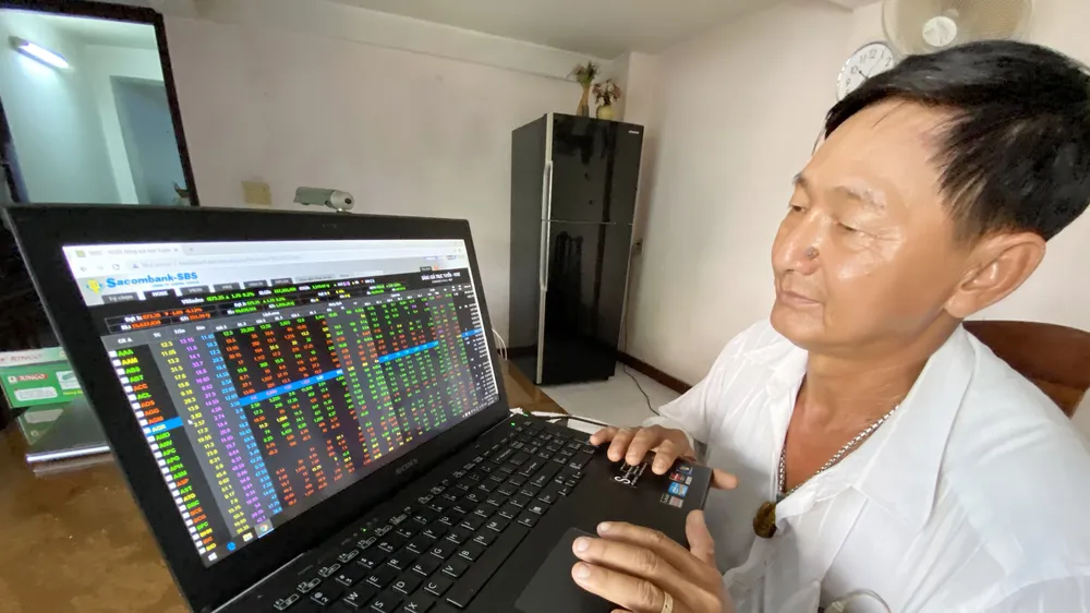 Nhà đầu tư theo dõi giá cổ phiếu. Ảnh: CAO THĂNG