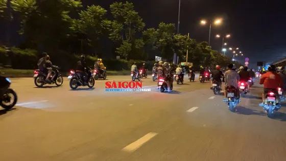Nhóm "quái xế" dàn hàng ngang trên Quốc lộ 1 đoạn qua phường Linh Trung, quận Thủ Đức, TPHCM, rạng sáng 5-12-2020. Ảnh minh họa: CHÍ THẠCH 