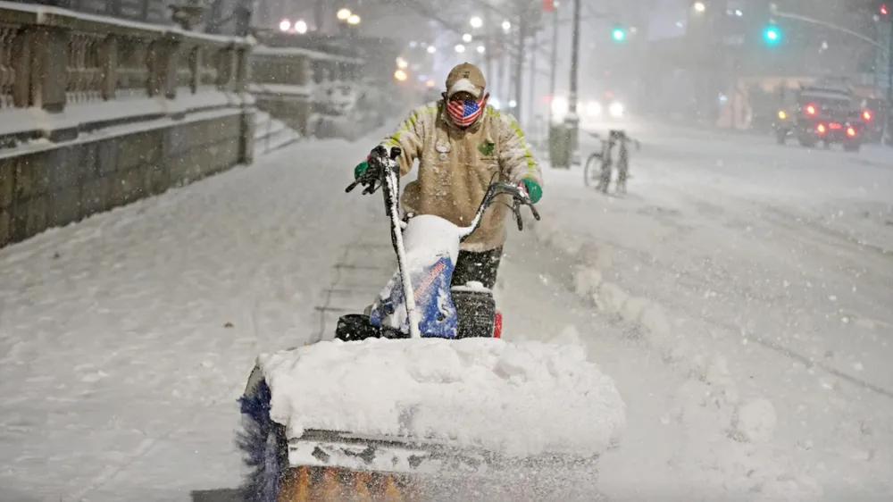 Người đàn ông dọn tuyết rơi dày ở Manhattan, TP New York, New York, Mỹ, ngày 16-12-2020. Ảnh: REUTERS