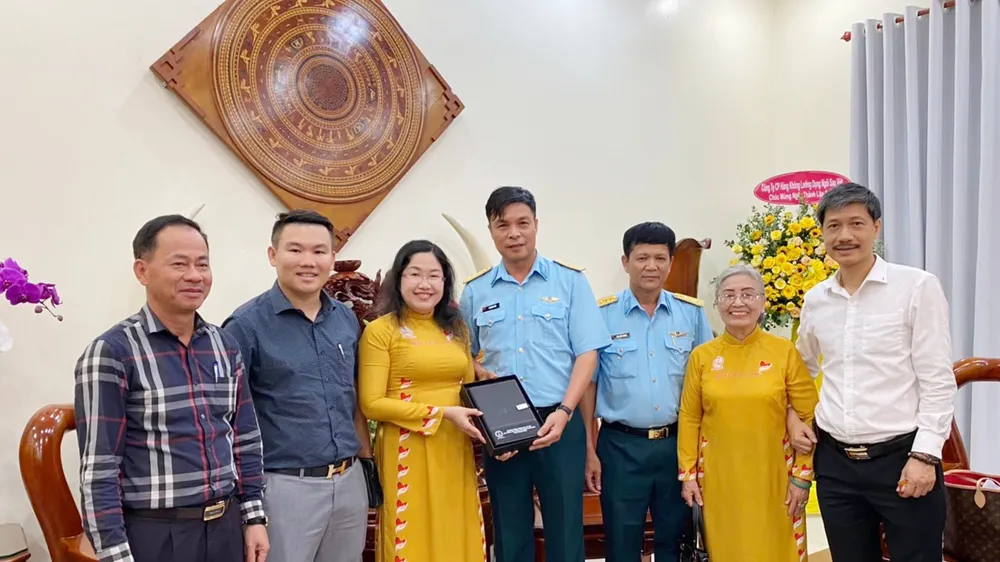 Quỹ Công tác xã hội Anh hùng LLVT nhân dân Phan Trọng Bình đến thăm, tặng quà Sư đoàn Không quân 370