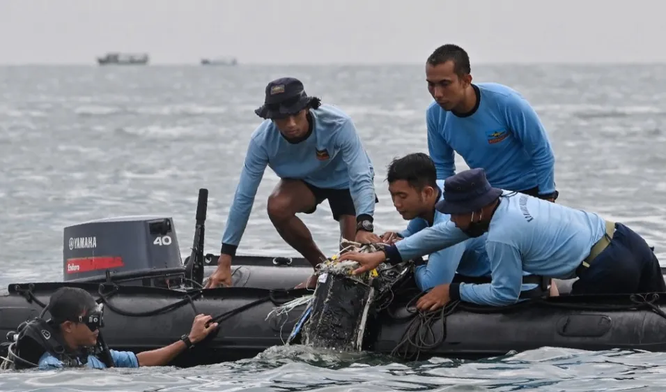 Vụ máy bay rơi tại Indonesia: Tìm thấy nhiều phần thi thể, bắt được tín hiệu hộp đen máy bay