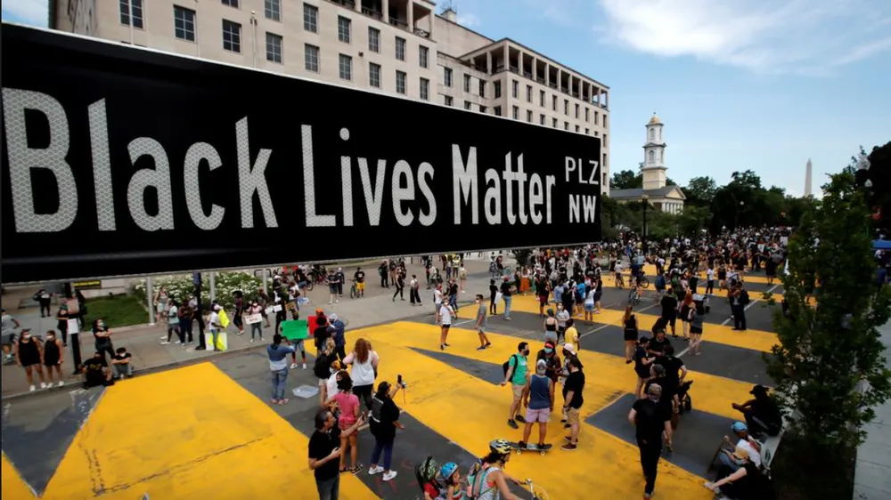 Một bảng hiệu đường phố của Black Lives Matter Plaza ở Washington, ngày 5-6-2020. Ảnh: REUTERS