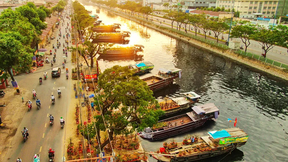 Trên bến dưới thuyền khoe sắc