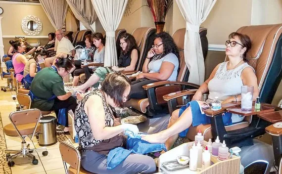 Một tiệm nail ở Chicago trước đại dịch Covid-19
