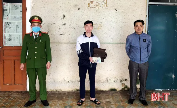 Biểu dương học sinh nhặt 30,5 triệu đồng tìm người trả lại