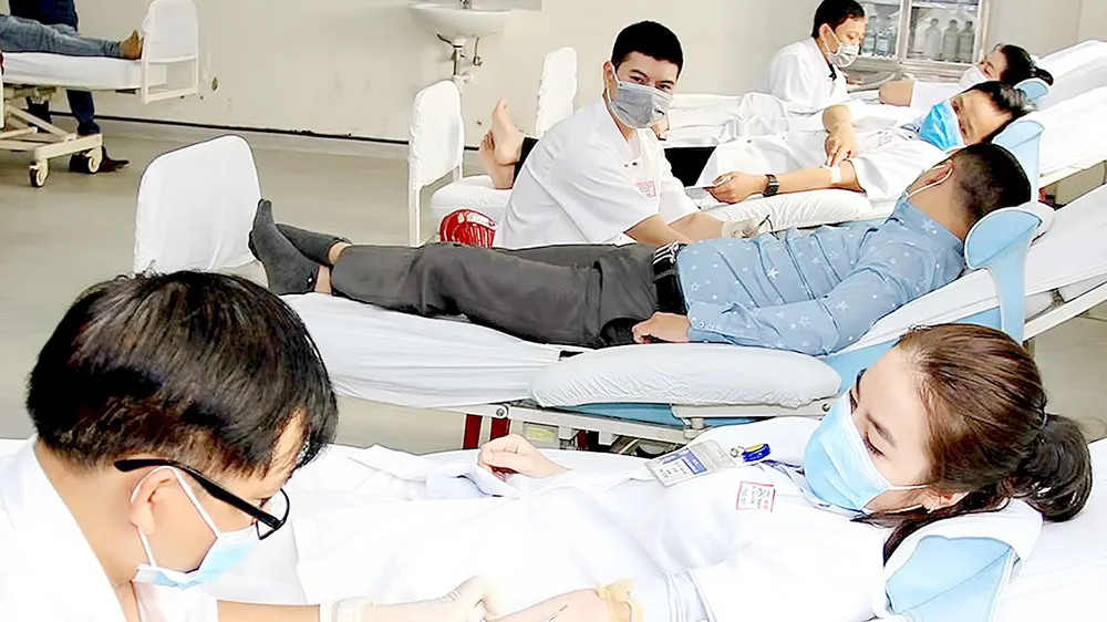 Các y, bác sĩ Bệnh viện Trung ương Huế hiến máu và hiến tiểu cầu