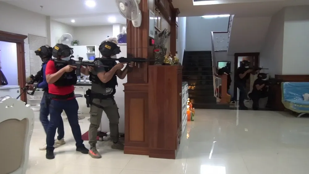 Lực lượng chức năng Campuchia áp sát tiêu diệt nhóm bắt cóc. Ảnh: Sở Hiến binh thành phố Phnom Penh
