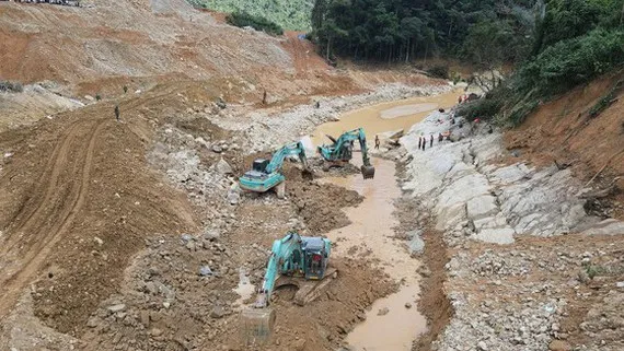 Nắn sông Rào Trăng quanh bãi bồi để tiếp tục tìm kiếm các nạn nhân