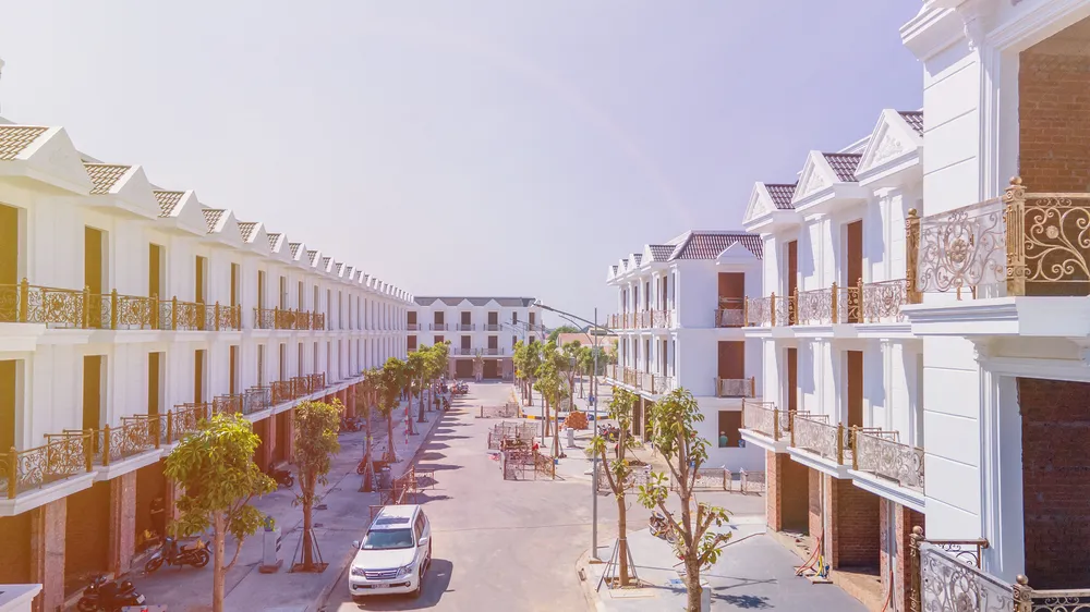 Do cung không đủ cầu, nhiều dự án đất nền, nhà phố xây sẵn ở Bình Dương vừa tung ra thị trường đã cháy hàng. Trong ảnh là dự án Nhà phố liên kế Cité D’amour
