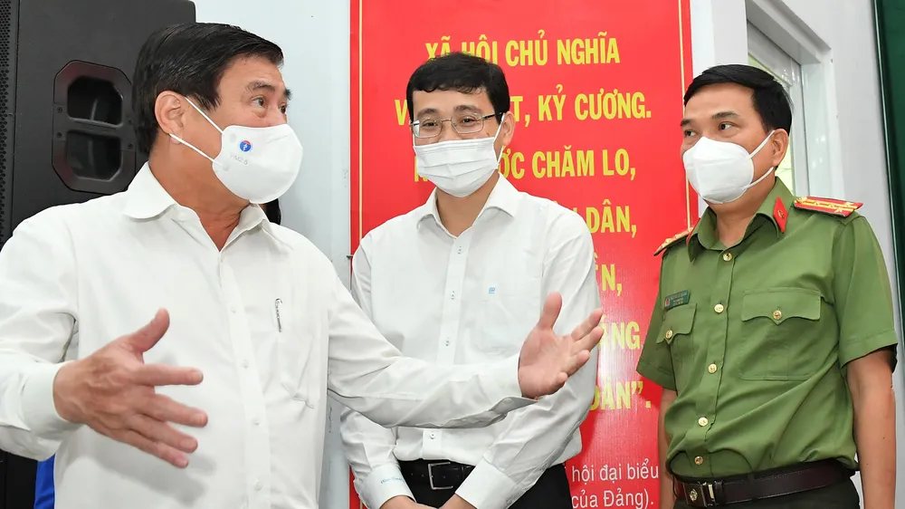 Các ứng cử viên đại biểu Quốc hội và đại biểu HĐND TPHCM trao đổi ý kiến trong buổi tiếp xúc cử tri vào sáng 12-5. Ảnh: VIỆT DŨNG