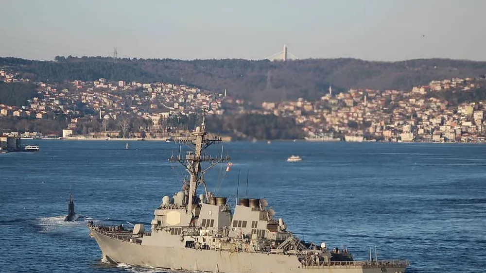 Tàu khu trục Mỹ USS Ross. Ảnh: REUTERS