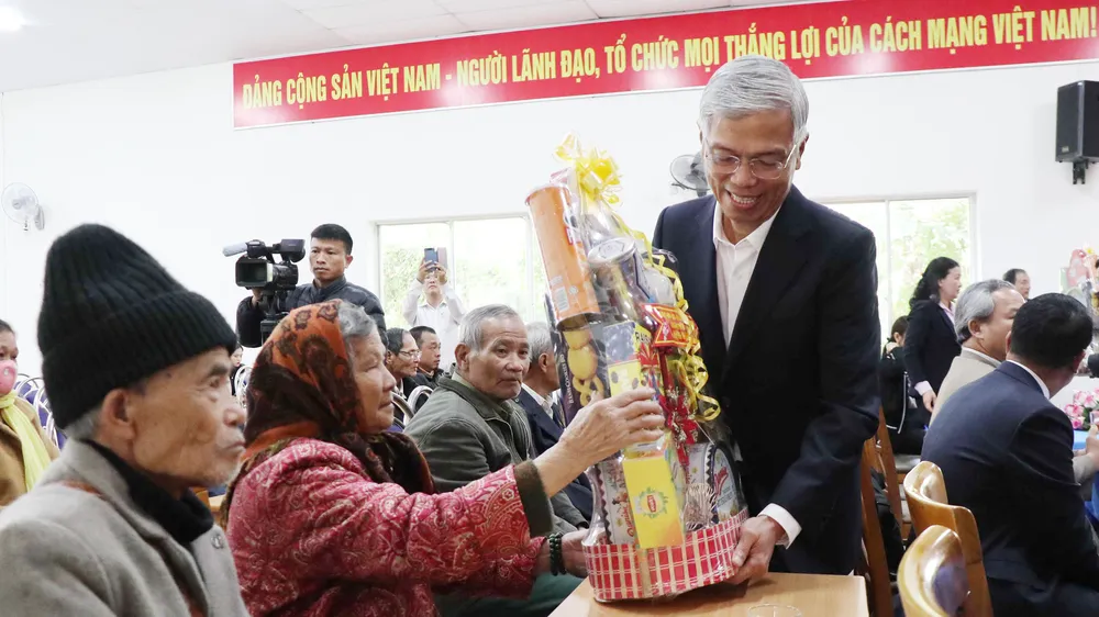 Lãnh đạo TPHCM trao quà tại Đà Lạt