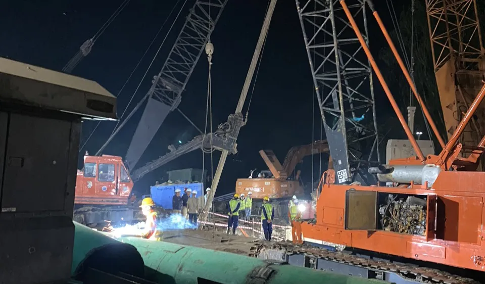 Vụ cháu bé rơi xuống trụ bê tông sâu 35m: Dùng cừ larsen 18m phá vỡ ma sát đất