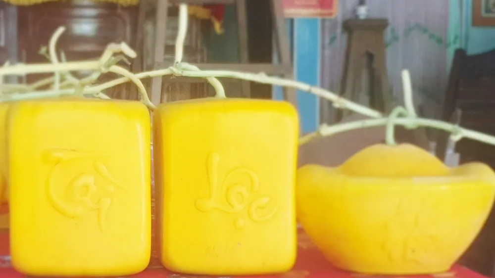 Một cặp dưa hấu tạo hình thỏi vàng bán 1,5 triệu đồng