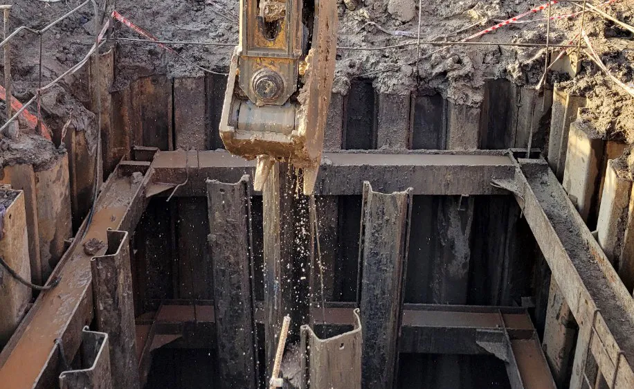 Vụ bé trai lọt xuống trụ bê tông sâu 35m: Đã đào đất đến độ sâu khoảng 20m