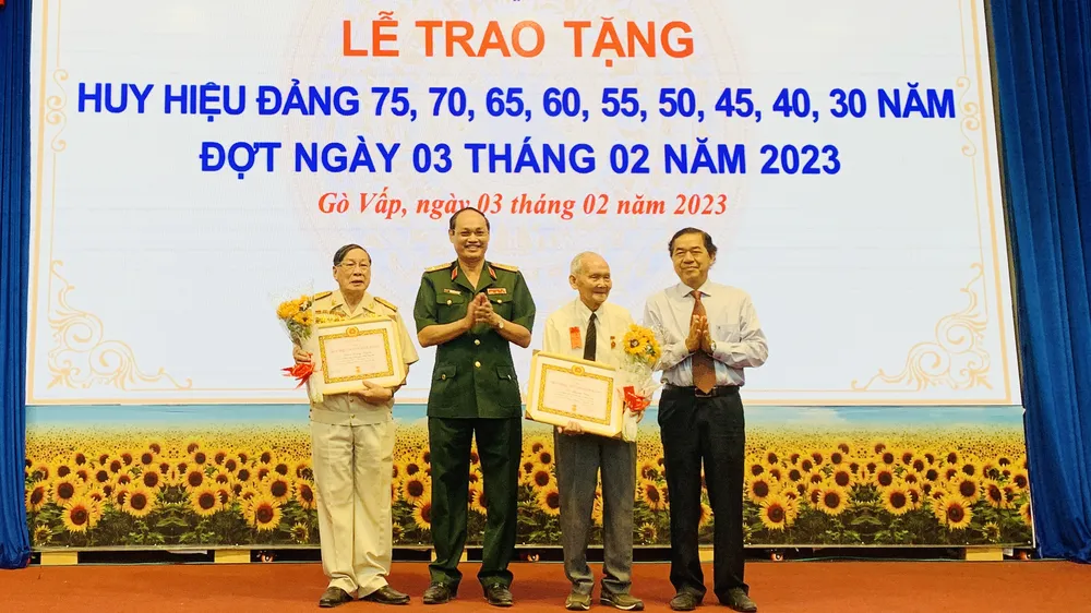 Trung tướng Nguyễn Văn Nam, Tư lệnh Bộ Tư lệnh TPHCM trao Huy hiệu Đảng cho đảng viên cao tuổi Đảng ở quận Gò Vấp