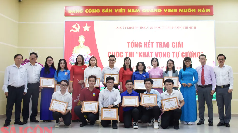 Trao giải cuộc thi “Khát vọng tự cường”