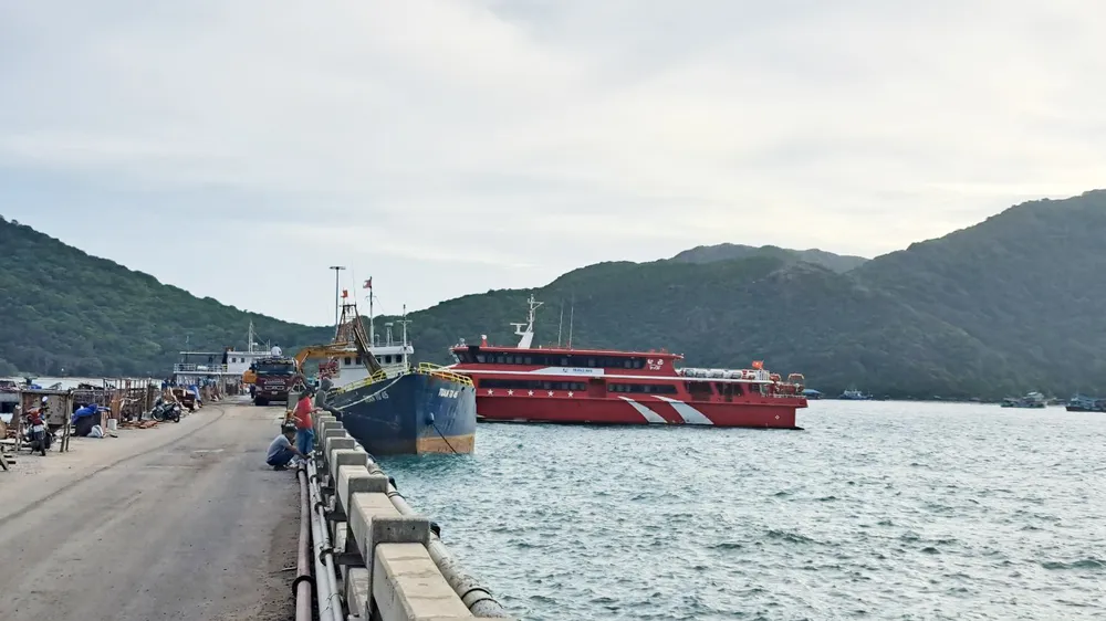 Cảng Bến Đầm tại huyện Côn Đảo, nơi tiếp nhận hành khách, hàng hóa khi đến đảo
