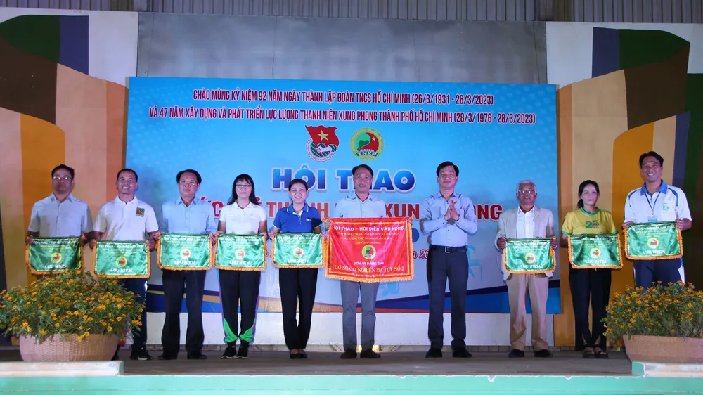 Nghi lễ diễu hành trang trọng tại lễ khai mạc hội thao