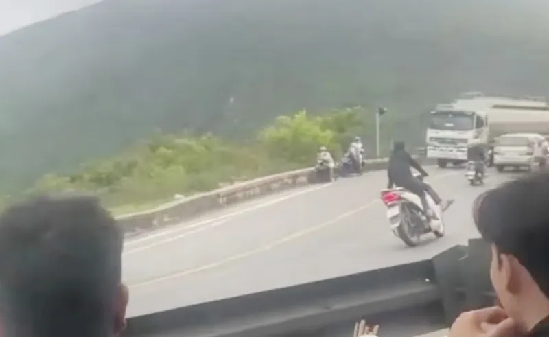 Thời điểm hai đối tượng "làm xiếc" bằng xe SH có nhiều phương tiện lưu thông trên QL 1A qua đèo Hải Vân