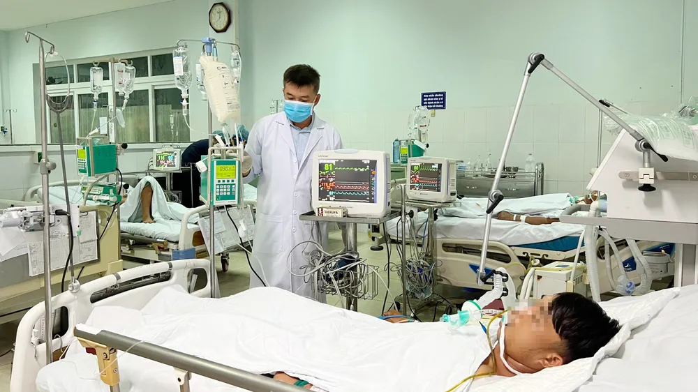 BS CK2 Trần Thanh Linh, Trưởng Khoa Hồi sức Cấp cứu, Bệnh viện Chợ Rẫy đang điều trị cho các bệnh nhân bị ngộ độc Botulinum ở Quảng Nam 