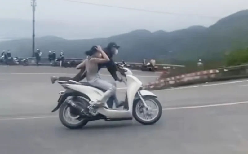 Đôi nam nữ điều khiển xe SH vi phạm nghiêm trọng luật giao thông đường bộ