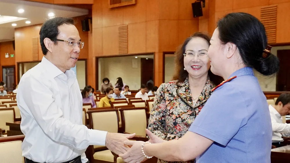 Bí thư Thành ủy TPHCM Nguyễn Văn Nên cùng các đại biểu nữ tại hội nghị. Ảnh: HOÀNG HÙNG