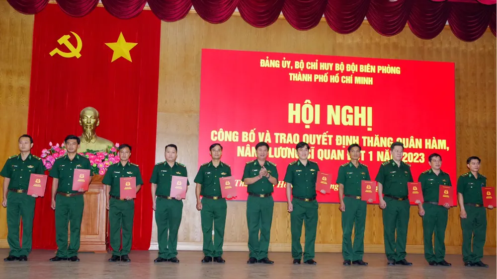 Đại tá Trần Thanh Đức trao quyết định thăng quân hàm sĩ quan năm 2023