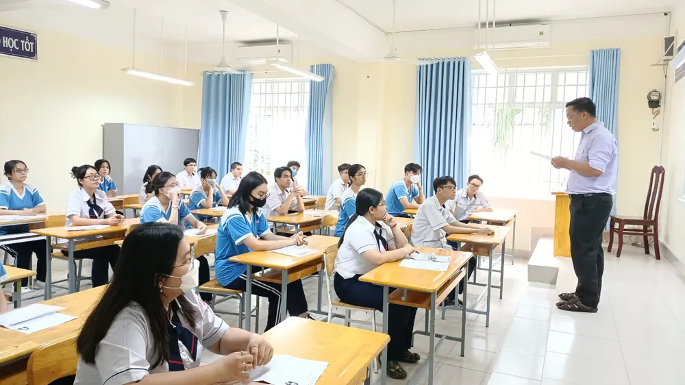 TPHCM: Thí sinh còn mang điện thoại di động trong ngày làm thủ tục dự thi