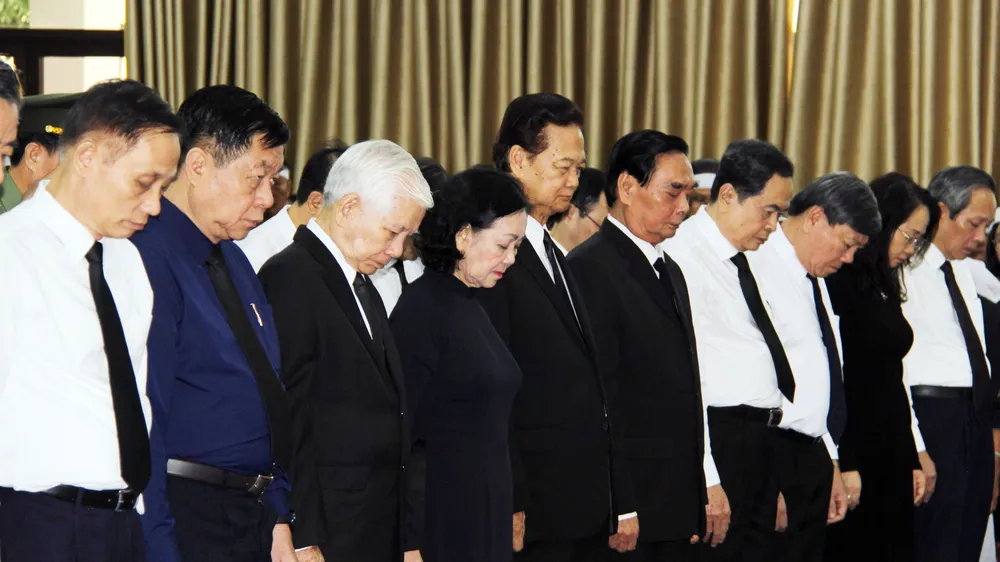 Lãnh đạo Đảng và Nhà nước viếng lễ tang đồng chí Lê Phước Thọ