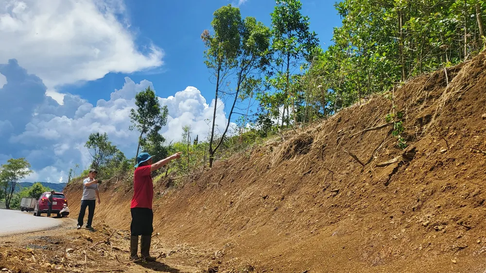 Dù đất cùng cây cà phê của hộ ông A Brên (thôn Vi Choong, xã Hiếu, huyện Kon Plông, tỉnh Kon Tum) không thuộc diện thu hồi nhưng nhà thầu vẫn tự tiện san ủi, làm thiệt hại tài sản của gia đình