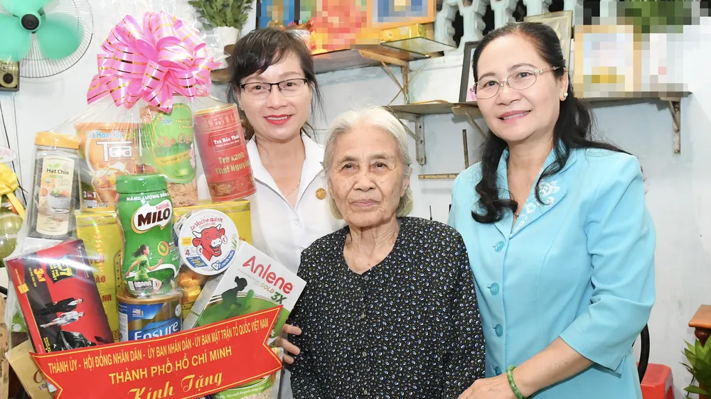 Chủ tịch HĐND TPHCM Nguyễn Thị Lệ thăm gia đình chính sách trên địa bàn quận Bình Thạnh. Ảnh: VIỆT DŨNG 
