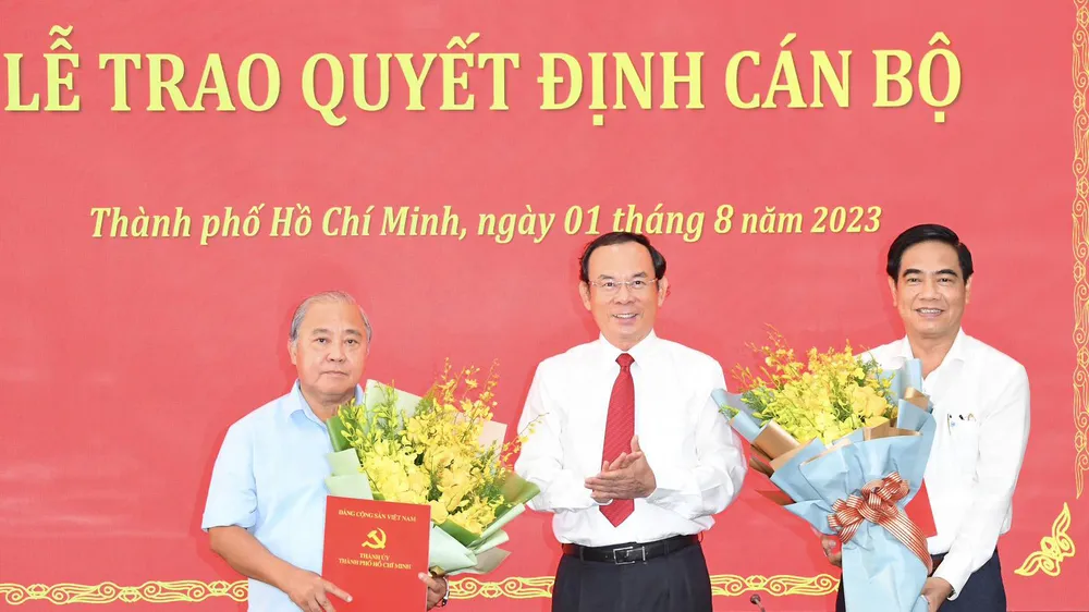 Thành ủy TPHCM trao quyết định cán bộ
