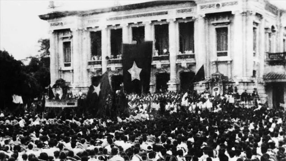 Sáng 19-8-1945, người dân Hà Nội và các tỉnh lân cận kéo về quảng trường Nhà Hát Lớn Hà Nội, dự lễ mít tinh hưởng ứng cuộc Tổng khởi nghĩa giành chính quyền. Ảnh tư liệu: TTXVN