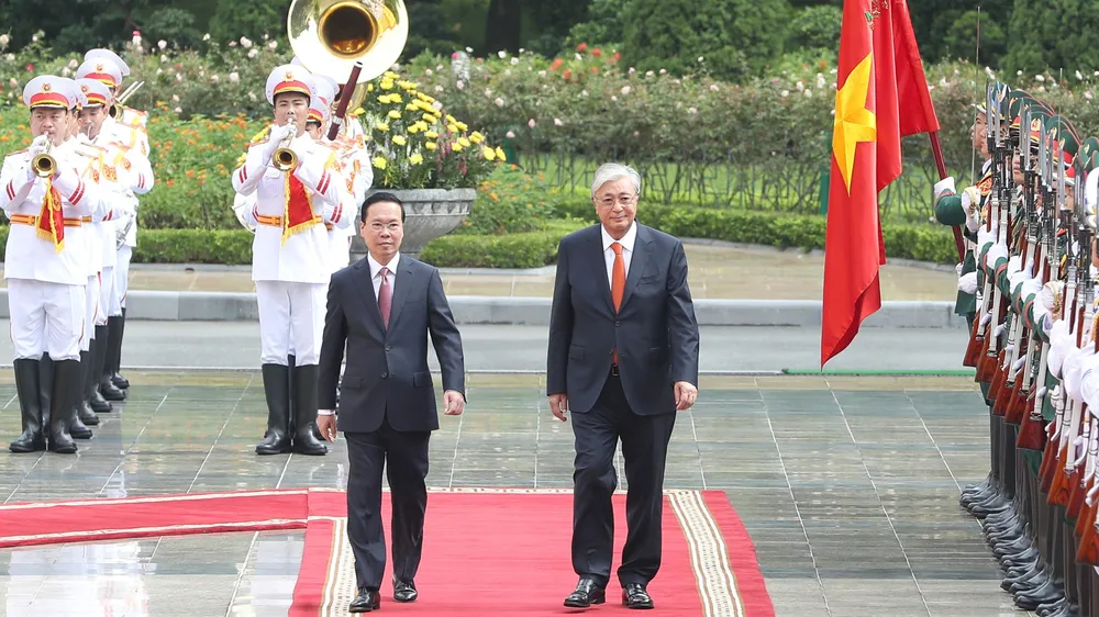 Chủ tịch nước Võ Văn Thưởng chủ trì lễ đón Tổng thống Kazakhstan Kassym-Jomart Tokayev