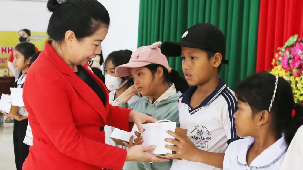 Đắk Lắk: Gần 1.000 suất quà hỗ trợ người dân xã Ea Tiêu, Ea Ktur