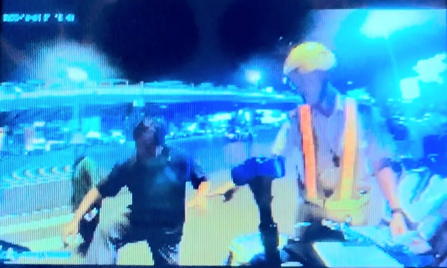 Người đàn ông vi phạm nồng độ cồn không chịu làm việc với CSGT mà “đập” xe rồi bỏ đi. Ảnh: CHÍ THẠCH