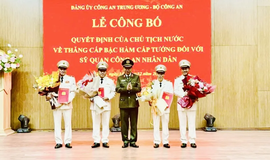 Thừa ủy quyền của Chủ tịch nước, Bộ trưởng Tô Lâm đã trao quyết định phong cấp bậc hàm Thiếu tướng cho đồng chí Mai Hoàng (bên trái)