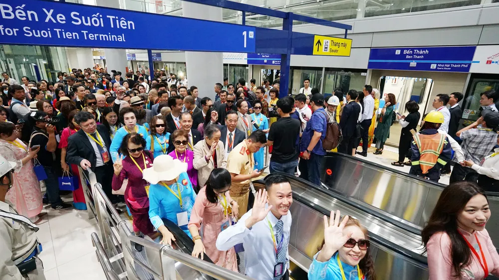 Hơn 100 kiều bào tham quan, trải nghiệm tuyến Metro số 1 Bến Thành - Suối Tiên