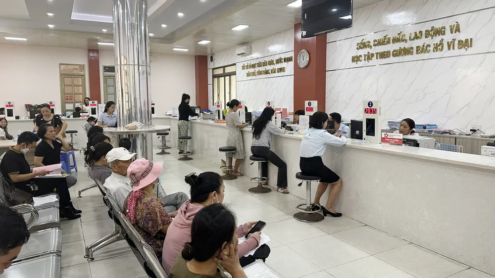 Người dân đến Bộ phận Tiếp nhận và trả kết quả phường Tân Bình, TPHCM thực hiện thủ tục hành chính. Ảnh: Thanh Hiền