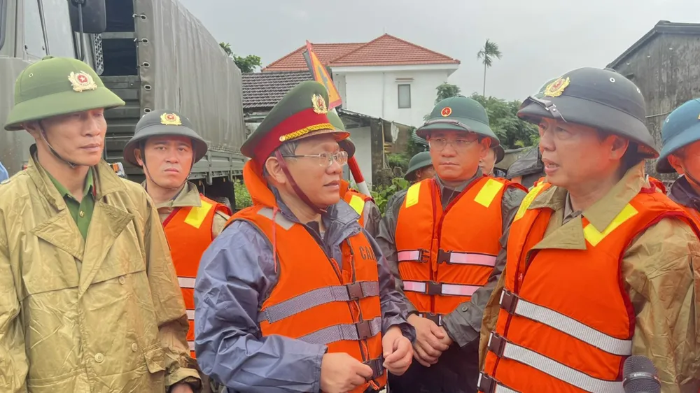 Phó Thủ tướng cùng đoàn công tác đã đến thăm, tặng quà bà con nhân dân đang chịu ngập lụt tại phường Điện Bàn Đông. Ảnh: XUÂN QUỲNH