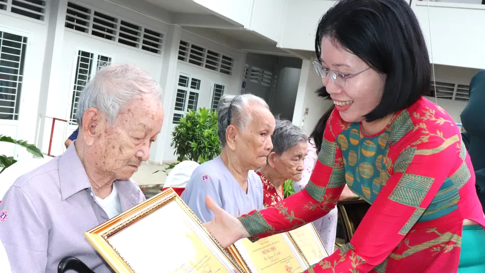 Trao giấy mừng thọ đến người cao tuổi phường Phú Nhuận