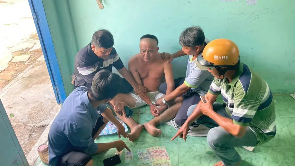 Dương Công Nhạc bị lực lượng công an bắt giữ khi đang lẩn trốn tại Đồng Tháp. Ảnh: CA