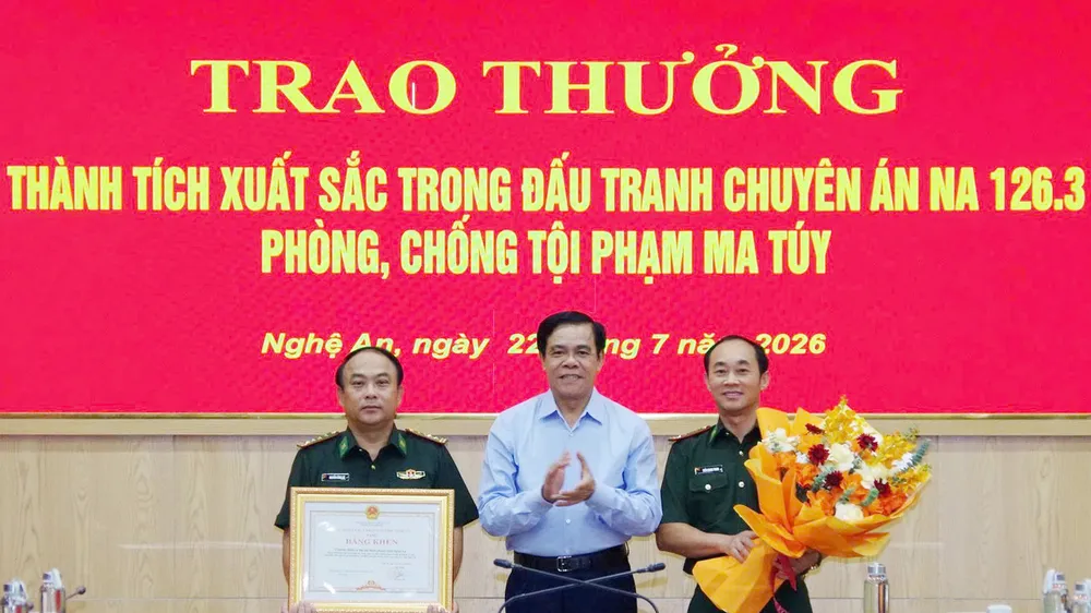 Đồng chí Võ Trọng Hải, Phó Bí thư Tỉnh ủy, Chủ tịch UBND tỉnh Nghệ An dự và trao thưởng cho ban chuyên án 