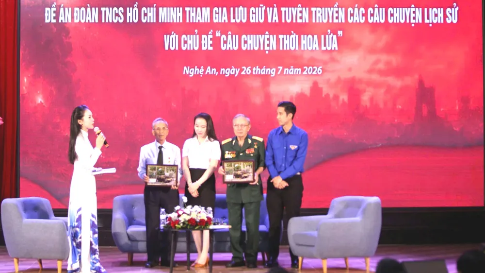Chương trình giao lưu giữa các nhân chứng lịch sử với người trẻ tham gia lưu giữ, phục dựng và lan tỏa "câu chuyện thời hoa lửa" tại hội nghị
