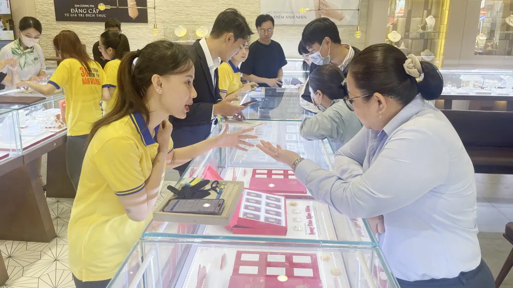 Khách hàng giao dịch tại PNJ. Ảnh: NHUNG NGUYỄN