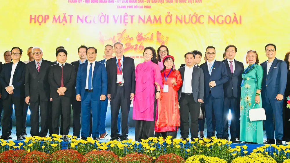 Lãnh đạo TPHCM và các đại biểu dự chương trình họp mặt Người Việt Nam ở nước ngoài mừng Xuân Bính Ngọ 2026, tối 6-2-2026. Ảnh: VIỆT DŨNG
