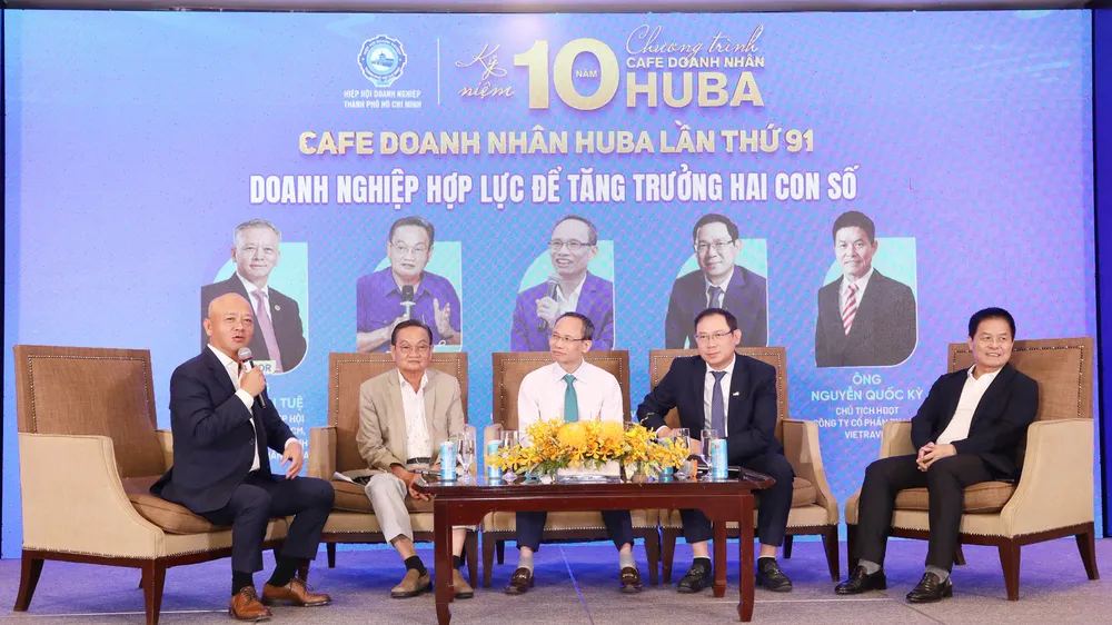 Đại biểu thảo luận giải pháp hợp lực để doanh nghiệp đồng hành cùng mục tiêu tăng trưởng 2 con số. Ảnh: MINH XUÂN